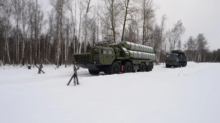 Пусковые установки зенитной ракетной систем С-400 Триумф и самоходный зенитный ракетно-пушечный комплекс Панцирь-С1 (слева направо) на марше в Московской области Пусковые установки зенитной ракетной систем С-400 Триумф и самоходный зенитный ракетно-пушечный комплекс Панцирь-С1 (слева направо) на марше в Московской области