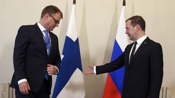Председатель правительства РФ Дмитрий Медведев и премьер-министр Финляндии Юха Сипиля во время встречи в Санкт-Петербурге