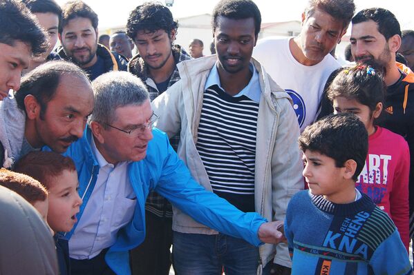 Президент МОК Томас Бах в центре размещения беженцев в афинском районе Элеона