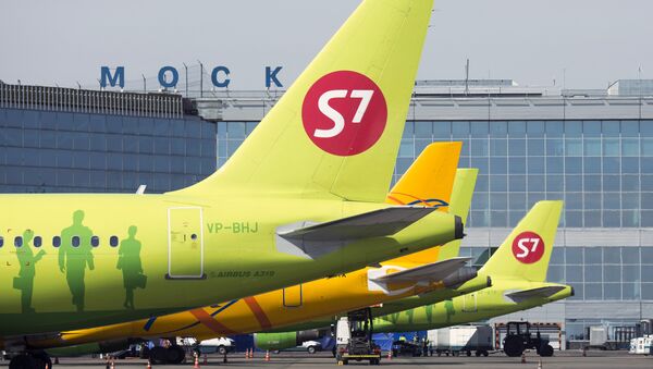 Самолеты авиакомпании s7 Airlines в аэропорту.