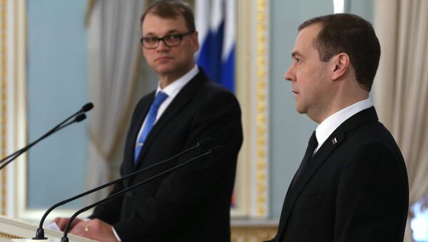 Председатель правительства РФ Дмитрий Медведев и премьер-министр Финляндии Юха Сипиля во время совместной пресс-конференции по итогам переговоров в Санкт-Петербурге