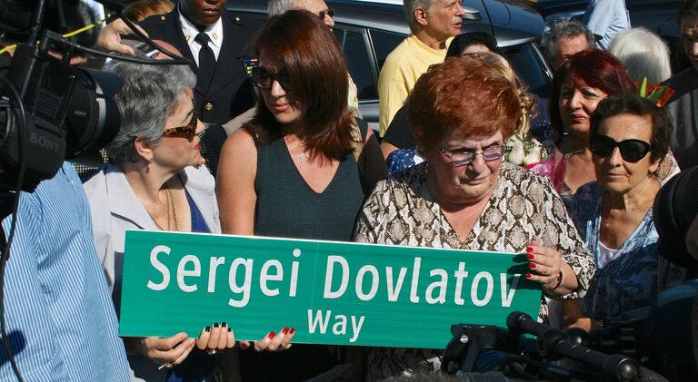 Вдова Довлатова Елена и депутат Карен Кословиц (слева направо на первом плане) на открытии улицы Сергея Довлатова в Нью-Йорке