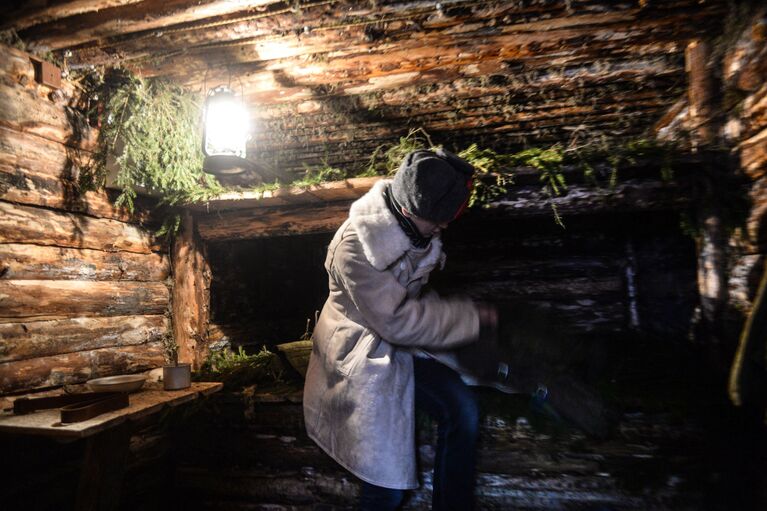 В землянке музейно-исторического комплекса Партизанская деревня, построенном в парке Патриот в Кубинке