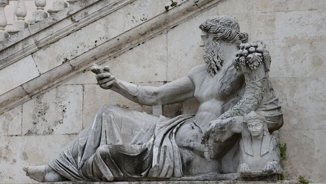 Скульптура, символизирующая реку Нил, - часть фасада Дворца Сенаторов на Капитолийской площади в Риме