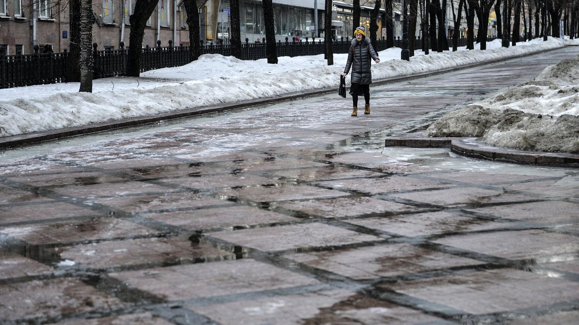 Девушка идет по Никитскому бульвару в Москве во время гололедицы - РИА Новости, 1920, 12.03.2023