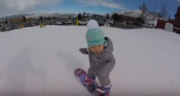 Годовалая девочка в США прокатилась на сноуборде