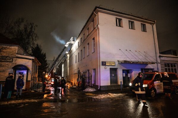 На месте пожара в швейном цеху по производству подушек по адресу улица Стромынка, дом 25 в Москве