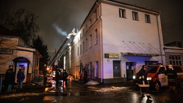 На месте пожара в швейном цеху по производству подушек по адресу улица Стромынка, дом 25 в Москве. Архивное фото