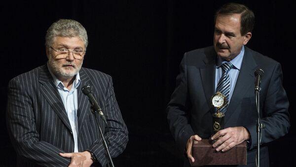Обозреватель радио МИА Россия сегодня Борис Левин (справа) на торжественной церемонии вручения высшей профессиональной награды Золотое перо России