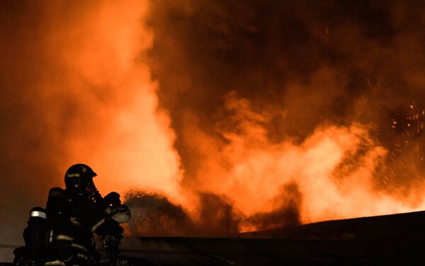 Сотрудники пожарно-спасательных подразделений МЧС на месте пожара в швейном цеху по производству подушек по адресу улица Стромынка, дом 25 в Москве