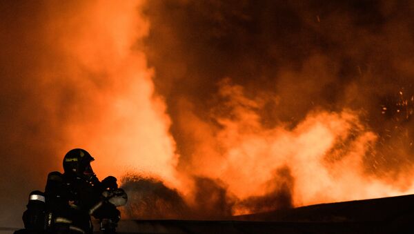 Сотрудники пожарно-спасательных подразделений МЧС на месте пожара. Архивное фото