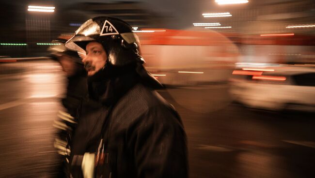 Сотрудники пожарно-спасательных подразделений МЧС на месте пожара в швейном цеху по производству подушек по адресу улица Стромынка, дом 25 в Москве