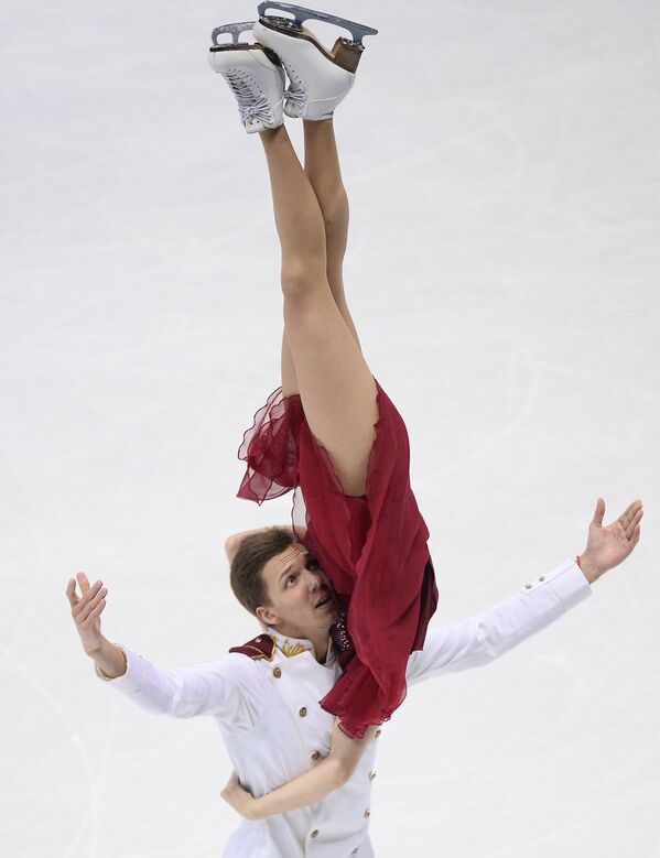 Екатерина Боброва и Дмитрий Соловьев (Россия) выступают в произвольной программе танцев на льду на чемпионате Европы
