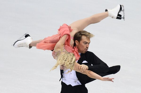 Пенни Кумс и Николас Бакленд (Великобритания) выступают в короткой программе танцев на льду на чемпионате Европы по фигурному катанию в Братиславе