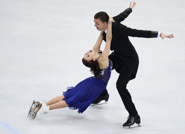 Екатерина Боброва и Дмитрий Соловьев (Россия) выступают в короткой программе танцев на льду на чемпионате Европы по фигурному катанию в Братиславе