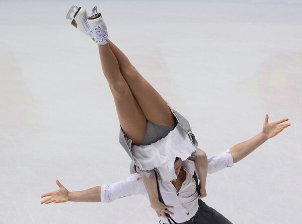 Шарлен Гиньяр и Марко Фаббри (Италия) выступают в произвольной программе танцев на льду на чемпионате Европы по фигурному катанию в Братиславе