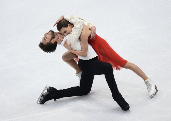 Габриэлла Пападакис и Гийом Сизерон (Франция) выступают в короткой программе танцев на льду на чемпионате Европы