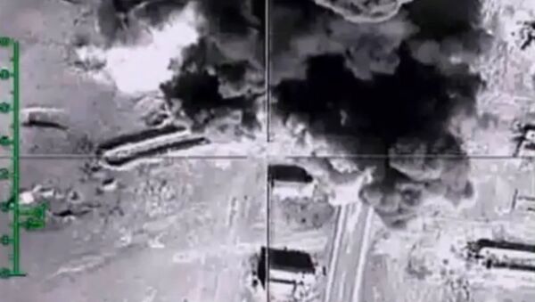 Российская авиация уничтожила открытые нефтехранилища ИГ. ВИДЕО