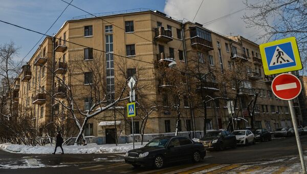 Прохожий у одного из зданий конструктивистского квартала Погодинская на углу улицы Погодинская и второго переулка Тружеников в Москве