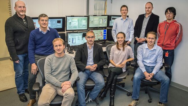 Авторы статьи на фоне центра управления ускорителем Авторы статьи на фоне центра управления ускорителем