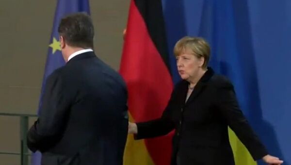 Порошенко забыл пожать руку Меркель