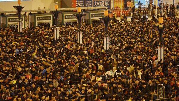 Пассажиры возле железнодорожного вокзала в Гуанчжоу (провинция Гуандун), Китай