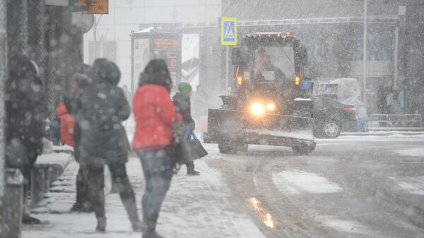 Люди во время снегопада в Москве