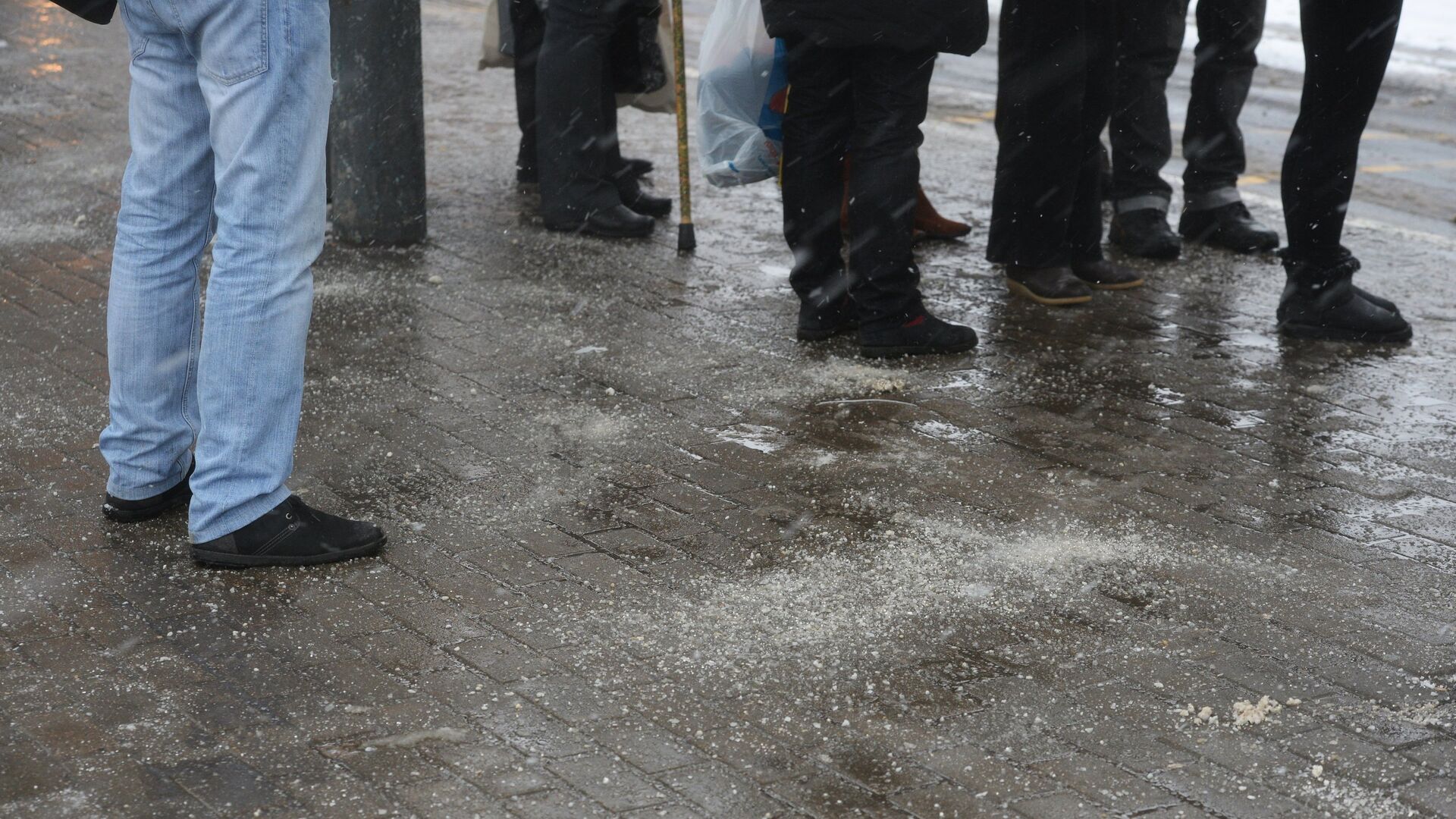 Тротуар, посыпанный противогололедным реагентом, в Москве - РИА Новости, 1920, 21.01.2021