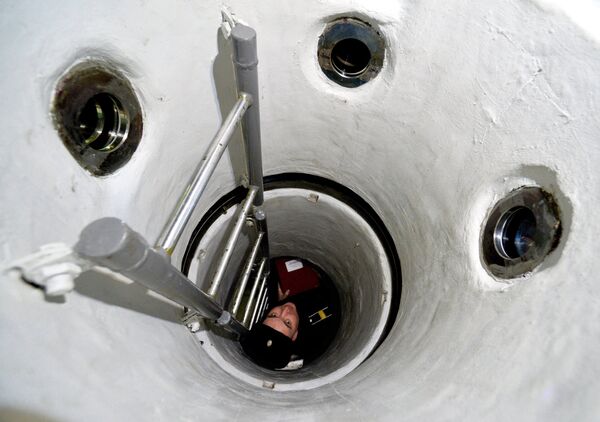 Член экипажа глубоководного аппарата АС-40 Бестер-1 спускается в отсек управления