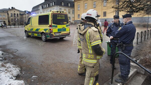 Сотрудники шведской полиции возле школы в Карлстадте, где прогремел взрыв. 2 февраля 2016