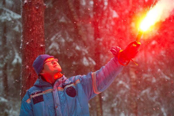 Астронавт ДжАКСА Норишиге Канаи во время тренировки по выживанию в зимнем лесу
