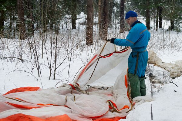 Астронавт НАСА Рэндолф Брезник во время тренировки по выживанию в зимнем лесу