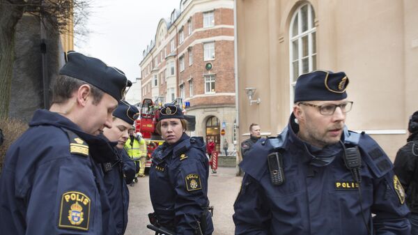 Сотрудники шведской полиции возле школы в Карлстадте, где прогремел взрыв. 2 февраля 2016