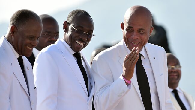 Премьер Гаити Эванс Поль (в центре) с президентом страны (справа). Архивное фото