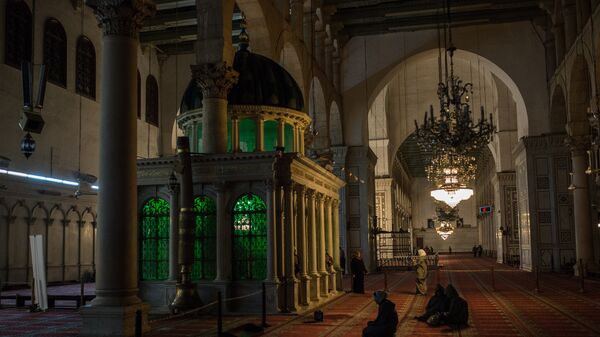 Верующие у гробницы Иоанна Крестителя в мечети Омейядов в Дамаске