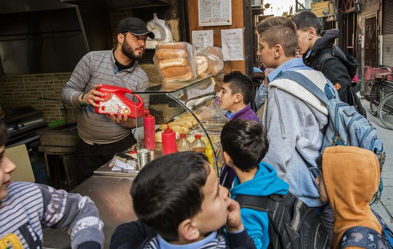 Жители в районе Баб Шарки в Дамаске