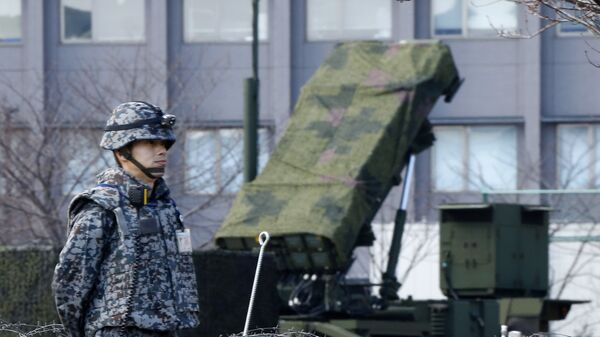 Военный возле зенитно-ракетного комплекса Patriot сил самообороны Японии