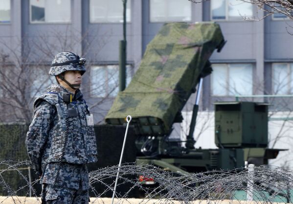 Военный Японии возле зенитно-ракетного комплекса Patrio
