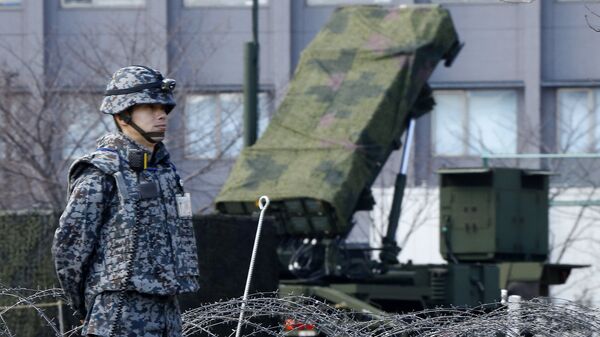 Японский военный возле зенитно-ракетного комплекса Patriot