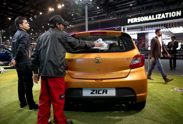 Автомобиль Zika компании Tata Motors на автошоу в Большой Нойде, Индия