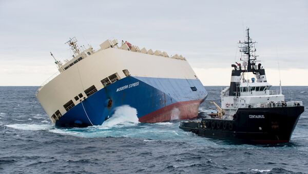 Дрейфующее грузовое судно Modern Express у берегов Франции