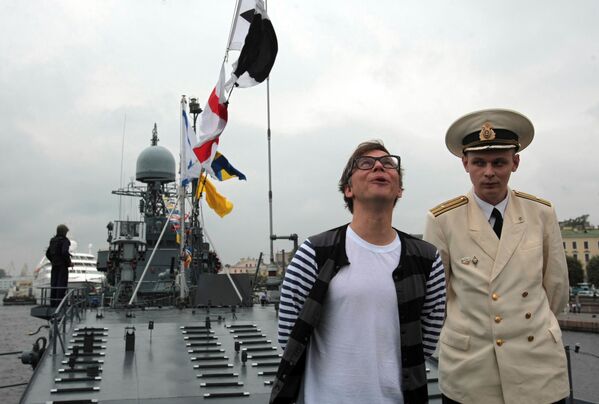 Солист группы Мумий Тролль Илья Лагутенко осматривает палубу сторожевого корабля Ярослав Мудрый