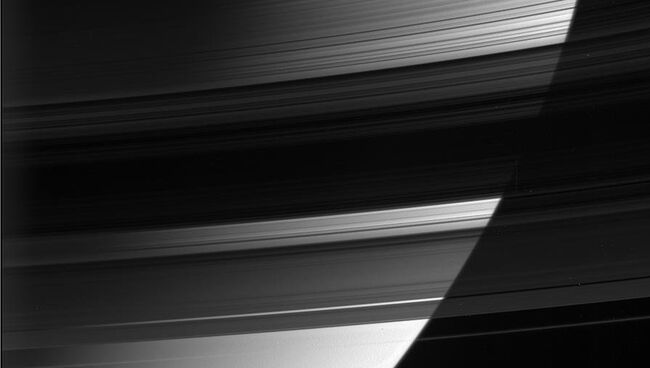 Самая черная область на снимке - центральная часть кольца Б Сатурна Самая черная область на снимке - центральная часть кольца Б Сатурна