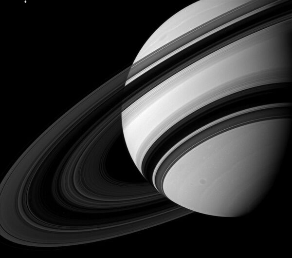 Самая черная область на снимке - центральная часть кольца Б Сатурна