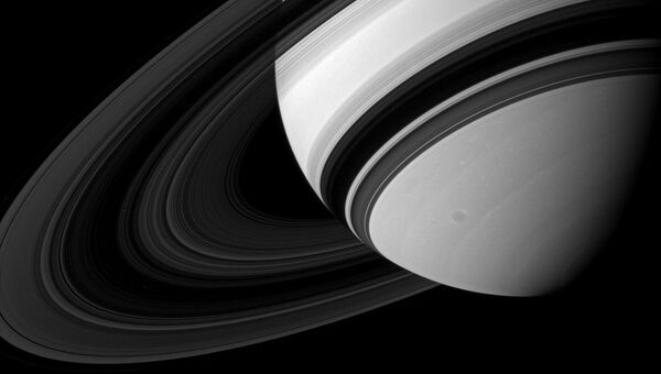 Самая черная область на снимке - центральная часть кольца Б Сатурна