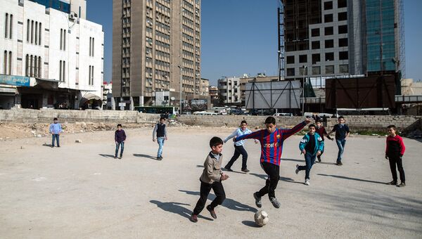 Дети играют в футбол в Дамаске