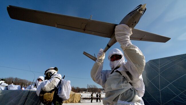 Десантник во время работы с беспилотным летательным аппаратом Гранат-2. Архивное фото