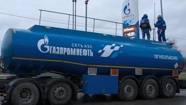 Работа заправочной станции Газпромнефть . Архивное фото