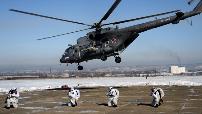 Десантники разведгруппы во время десантирования с вертолета Ми-8АМТШ для выполнения задачи в тылу условного противника на комплексных тактических учениях 83-й отдельной гвардейской десантно-штурмовой бригады ВДВ на Барановском полигоне в Приморском крае