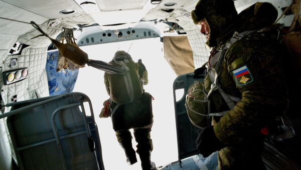 Десантники во время выполнения парашютных прыжков. Архивное фото